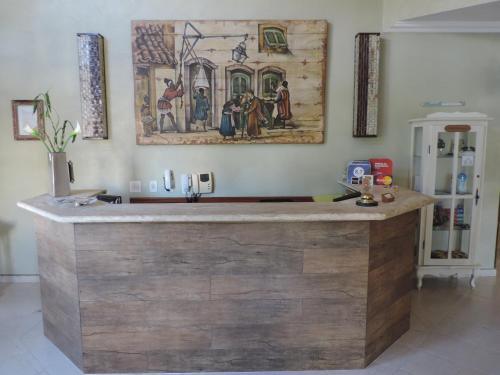 a kitchen with a large wooden counter in a room at Hotel Costa Balena-Piscina Aquecida Coberta in Guarujá