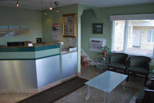 ein Wartezimmer mit einer Theke und einem Tisch in der Unterkunft Plaza Inn in Great Falls