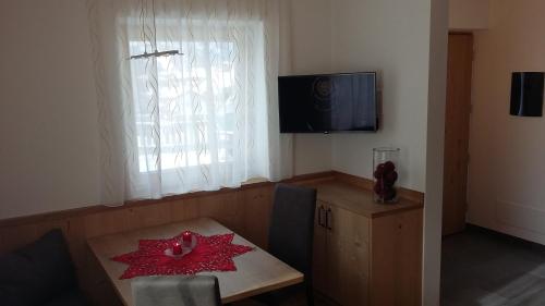 圣卡夏诺App. Villa Fraina的餐厅里有一张桌子上有一颗红星