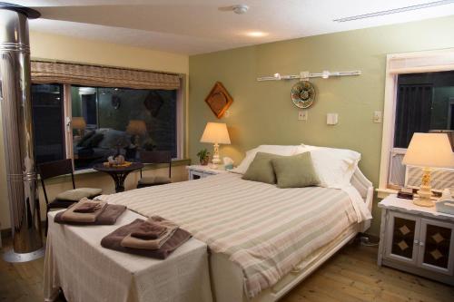 A bed or beds in a room at Mountain Springs Nature Retreat