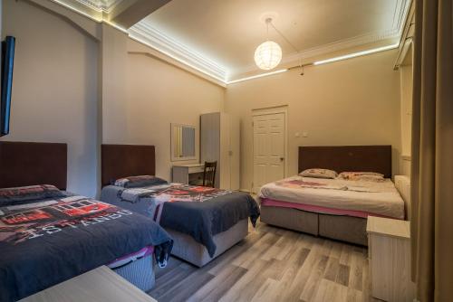 a room with two beds in a room at Erenler HoTeL & HosTeL in Istanbul