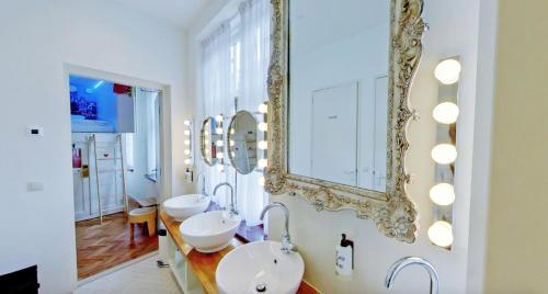 a bathroom with two sinks and a mirror on the wall at De Bedstee Boutique Capsules in Amsterdam