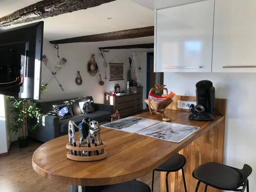 Il comprend une cuisine et un salon avec une table en bois. dans l'établissement le petit bateau, à Menton