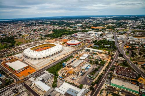 Pemandangan umum bagi Manaus atau pemandangan bandar yang diambil dari apartmen