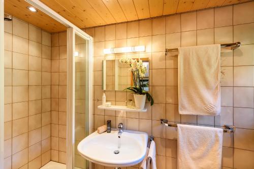 Koupelna v ubytování "Haus Berktold" - Annehmlichkeiten von 4-Sterne Familien-und Wellnesshotel Viktoria können mitbenutzt werden