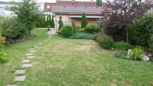 Vrt ispred objekta Dům v Mnichově Hradišti se zahradou