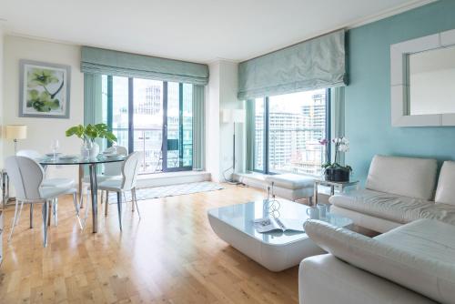 uma sala de estar com um sofá e uma mesa em NY-LON Corporate Apartments em Londres