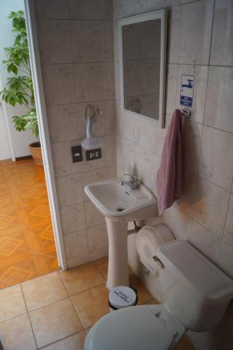 łazienka z toaletą i umywalką w obiekcie Residencial Universitaria w mieście Santiago