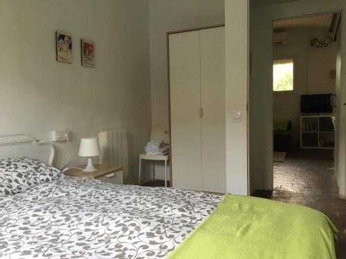 A bed or beds in a room at Cal Mestre - Apartament 4 pax. 1er pis