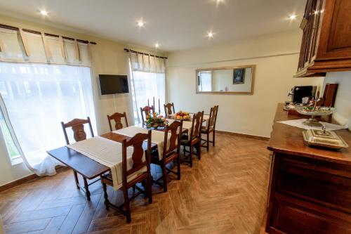 eine Küche und ein Esszimmer mit einem Tisch und Stühlen in der Unterkunft Williams House in Hunedoara
