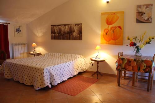 ヴィテルボにあるVecchio olmoのベッドルーム1室(ベッド1台、ランプ付きテーブル2台付)