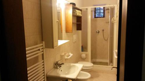 a bathroom with a sink and a toilet at Il colle di Abramo casa vacanze Enrica in Pietrasanta