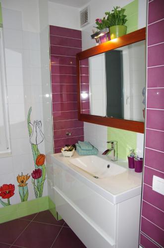 a bathroom with a sink and a mirror at La magnolia B&B in Baronissi