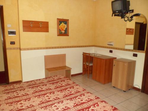 een slaapkamer met een bed, een wastafel en een tv bij Motel Tempio in Polla