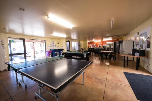 Съоражения за тенис на маса в Beachcomber Lodge & Backpacker или наблизо