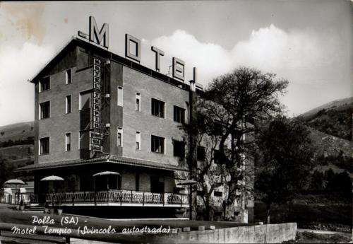 una fotografía en blanco y negro de un edificio en Motel Tempio, en Polla