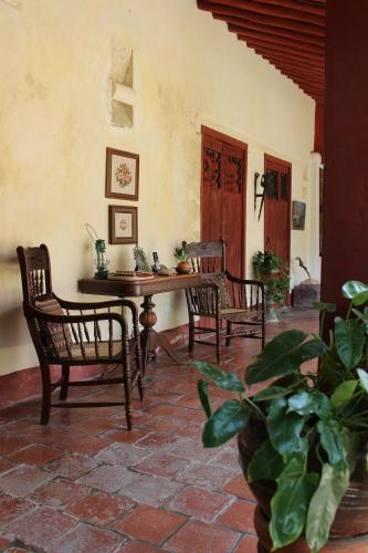 a patio with chairs and a table in a room at CASA SINNING-año1637 in Mompos