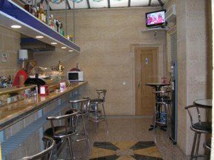 eine Bar in einem Restaurant mit Barhockern in der Unterkunft Hostal DS in Velilla de San Antonio