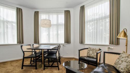 a living room with a table and chairs at Best Western Plus Hotel Eyde in Herning