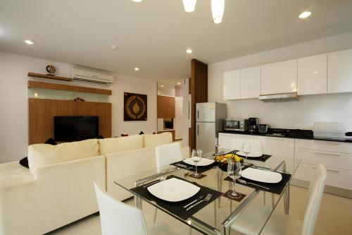 Η κουζίνα ή μικρή κουζίνα στο The Park Surin Serviced Apartments by RESAVA