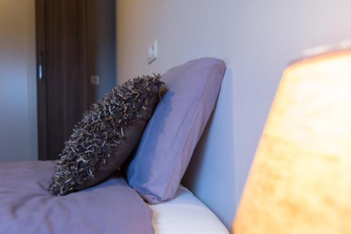 a pillow sitting on top of a couch at Oud Gemeentehuis in Poelkapelle