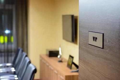 TV a/nebo společenská místnost v ubytování Hotel Senator