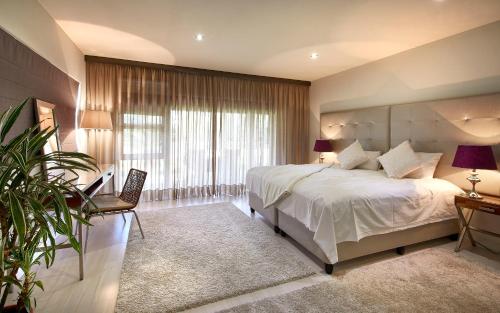 Lova arba lovos apgyvendinimo įstaigoje Dynasty Forest Sandown Serviced Apartments & Self Catering Hotel