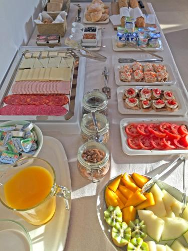 une table garnie de différents types de nourriture et de boissons dans l'établissement Agroturisme Rafal Nou, à Manacor