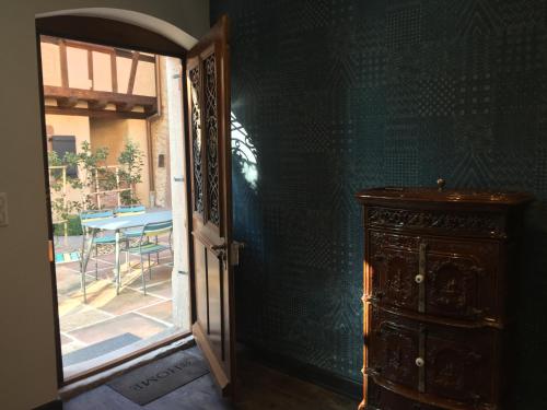 une porte ouverte menant à une salle à manger avec une table dans l'établissement LA FERME D'ELISA, à Epfig