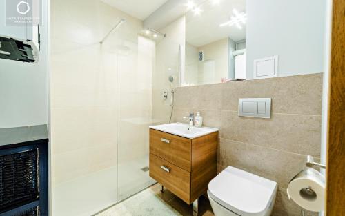 Ένα μπάνιο στο Wonder Home - Apartament z garażem, ogródkiem, miejscem na grilla i widokiem na Karkonosze