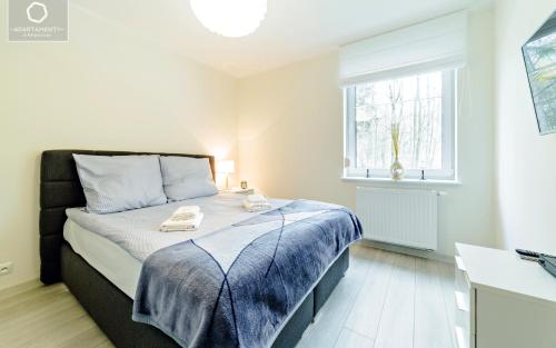 Ένα ή περισσότερα κρεβάτια σε δωμάτιο στο Wonder Home - Apartament z garażem, ogródkiem, miejscem na grilla i widokiem na Karkonosze