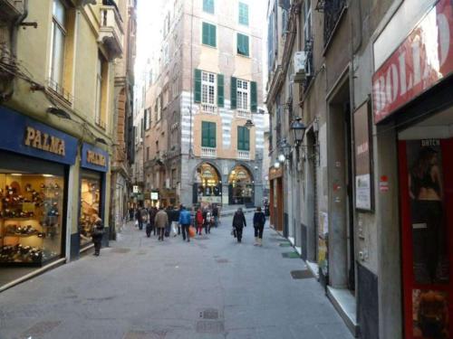 ジェノヴァにあるLoft all'Acquarioの建物を歩く人々