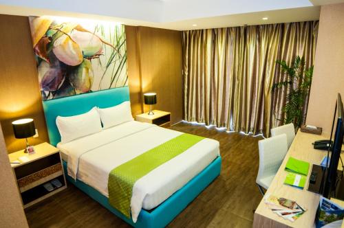 Una cama o camas en una habitación de Aziza Paradise Hotel