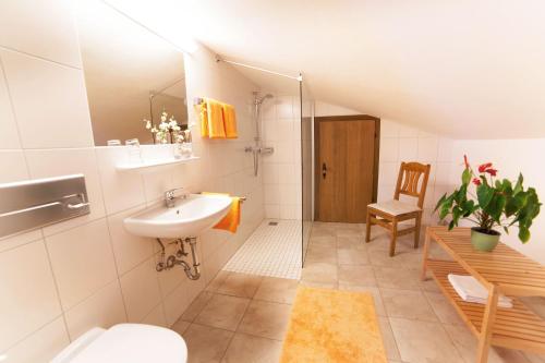 Et badeværelse på B&B Landhaus Vierthaler