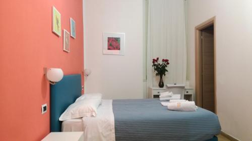 ein Zimmer mit einem Bett mit Kissen darauf in der Unterkunft Bovio Modern Suite in Neapel