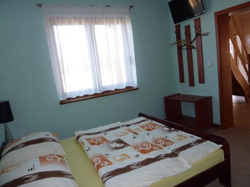 Кровать или кровати в номере Zajazd Nad Rzeczką