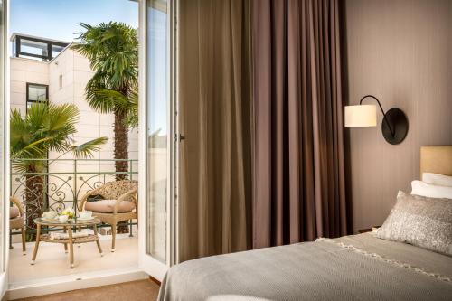 ein Hotelzimmer mit einem Bett und einem Balkon in der Unterkunft Villa Elizabeta Apartments in Opatija