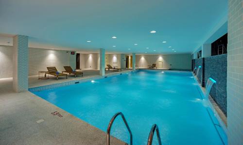 Der Swimmingpool an oder in der Nähe von Ramee Rose Hotel