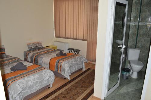 Koupelna v ubytování Dionis Hotel