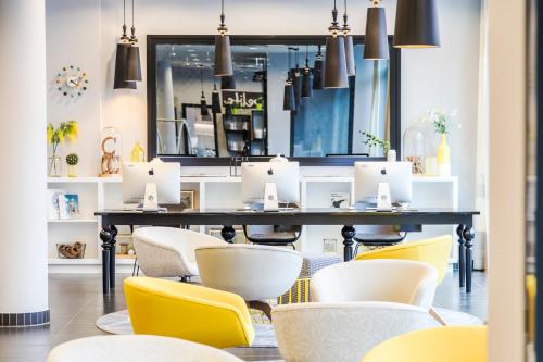 a dining room with a table and chairs at Capri by Fraser, Frankfurt in Frankfurt