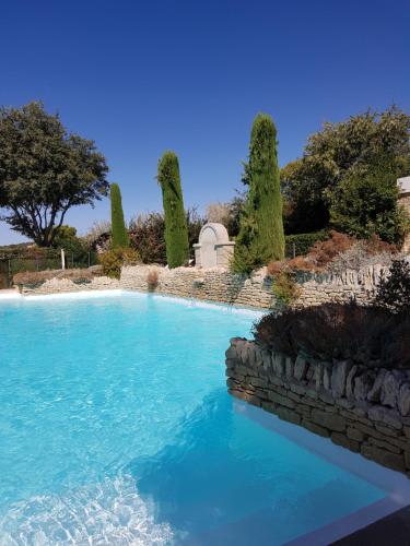ゴルドにあるBastidon Provencalの庭の青い水のスイミングプール