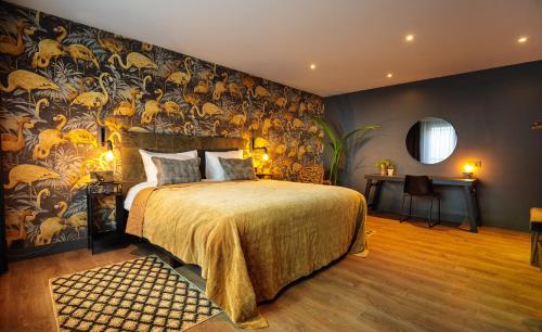 um quarto com uma cama grande e papel de parede floral em Boutique Suites Lisse - Schiphol em Lisse