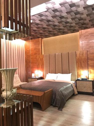a bedroom with a large bed in a room at Hiye Fashion Motel in Dounan