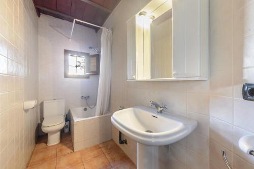 une salle de bain blanche avec un lavabo et des toilettes dans l'établissement Villa Tortugas, 5 min ibiza City, à Ibiza