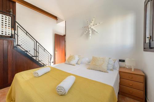 une chambre avec un lit avec deux oreillers blancs dessus dans l'établissement Villa Tortugas, 5 min ibiza City, à Ibiza