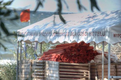 a pile of roses on display under an umbrella at Dworek Morski SPA & Wellness in Mielno