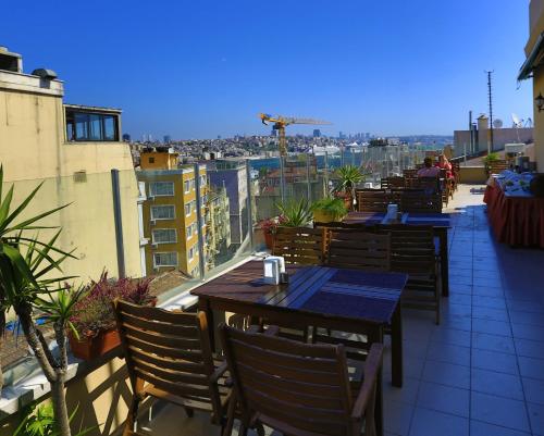 Een balkon of terras bij Kafkas Hotel Istanbul