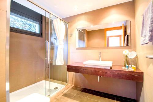 ロザスにあるLEON INMO Apartment Marina - 10321のバスルーム(シャワー、シンク、鏡付)