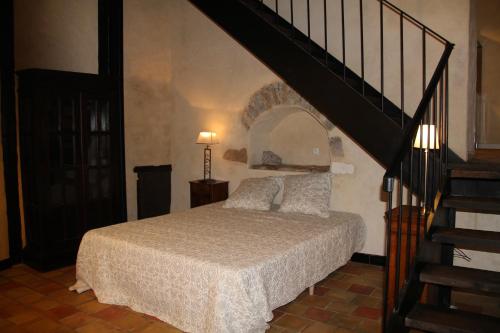 - une chambre avec un lit et un escalier dans l'établissement l'Atelier de Saint-Just, à Lyon