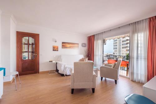 a living room with a table and chairs at Apartamento Imperial in Torremolinos